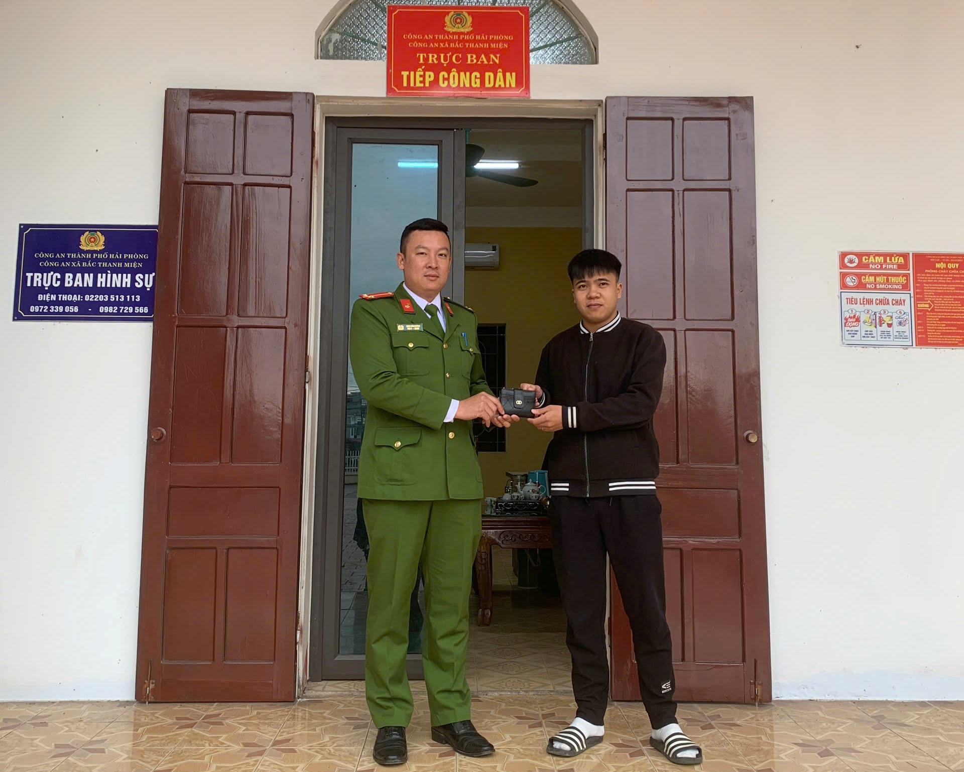 Công an xã Bắc Thanh Miện nhanh chóng xác minh, trao trả tài sản đánh rơi cho người dân